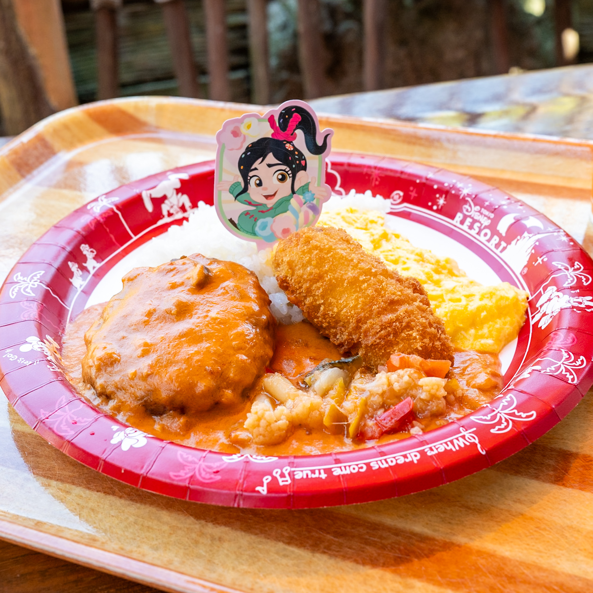 オムライス、ロールキャベツと骨付きソーセージ添え モルネーソースとトマトソース