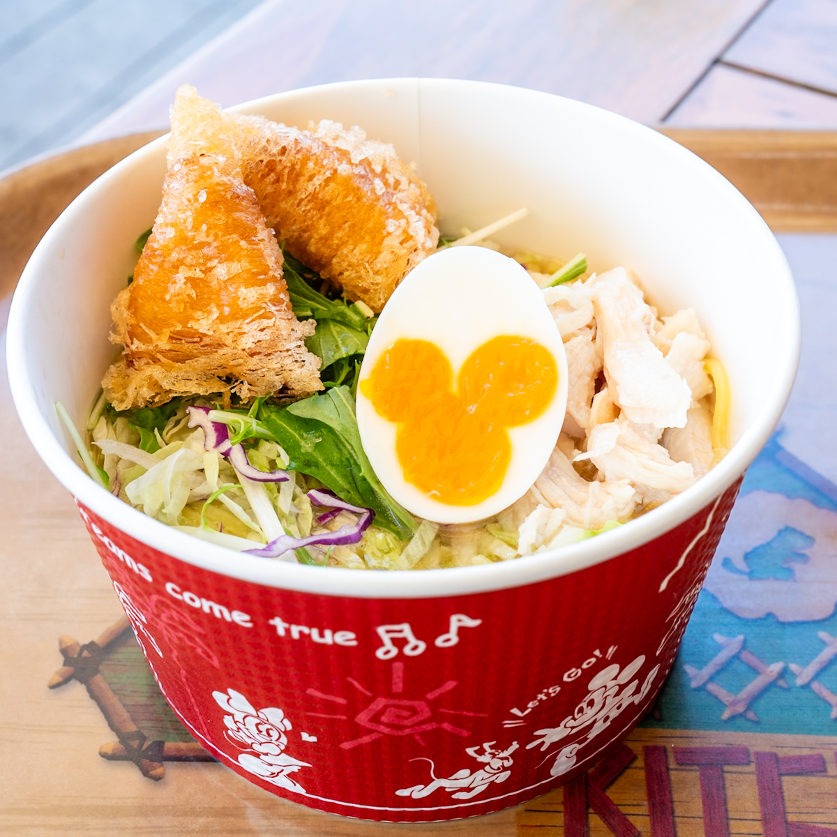 野菜とエビの春巻きと蒸し鶏の冷やし麺（ゆず塩）、エッグ添え