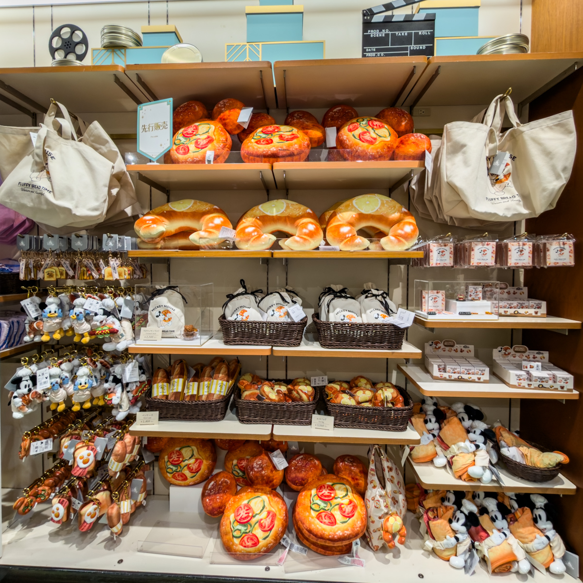 ディズニーストア MICKEY'S BAKERYグッズ1