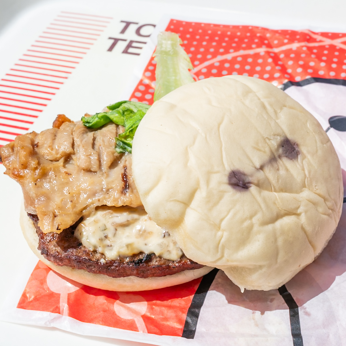 ベイマックス・バーガー（ミートパティ、テリヤキチキン、和風タルタルソース）