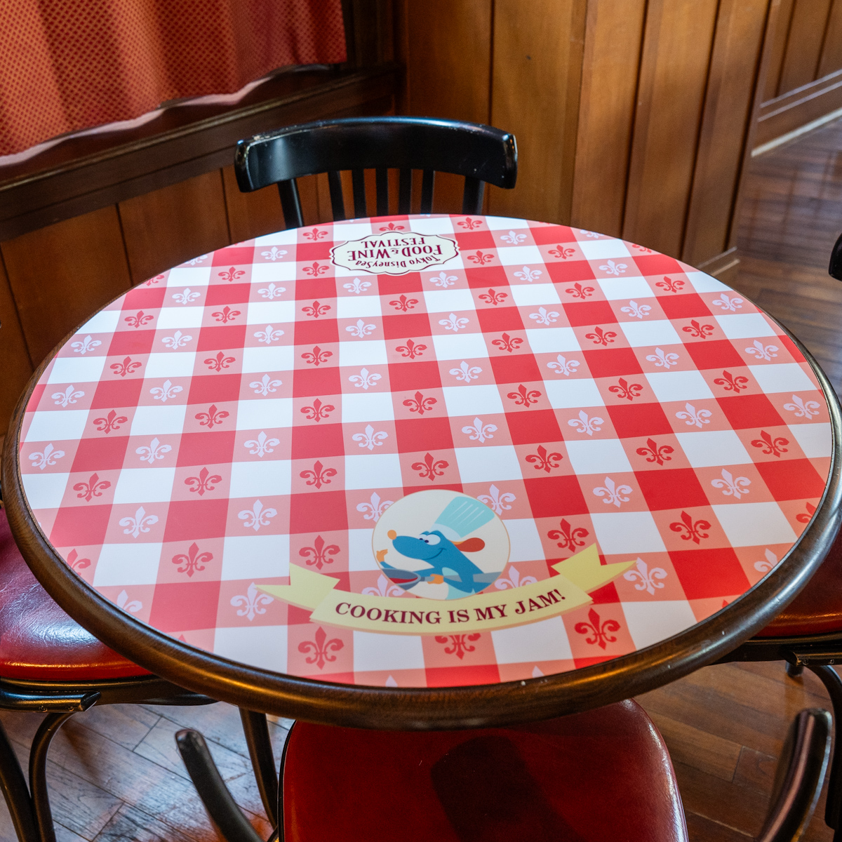 「ニューヨーク・デリ」“東京ディズニーシー・フード&ワイン・フェスティバル2026”デコレーション テーブル レミー