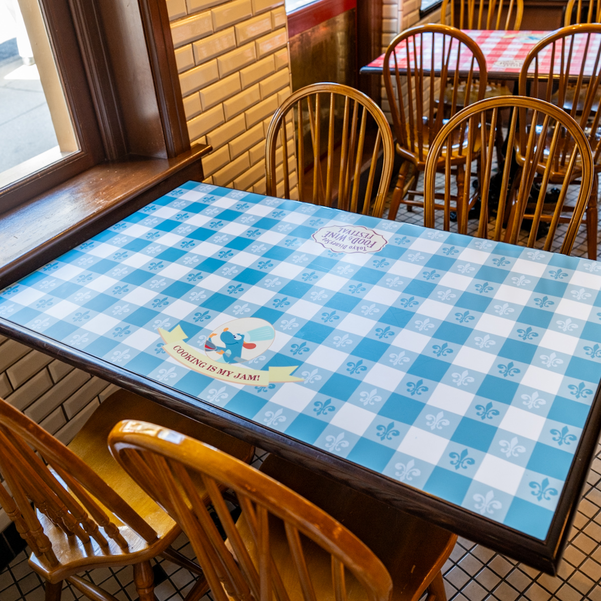 「ニューヨーク・デリ」“東京ディズニーシー・フード&ワイン・フェスティバル2026”デコレーション テーブル