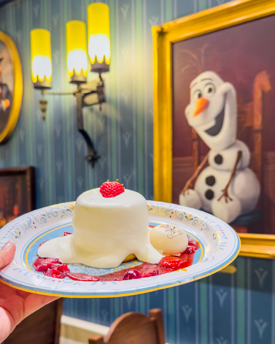 ベリーホイップパンケーキ、メイプルソース　オラフもち