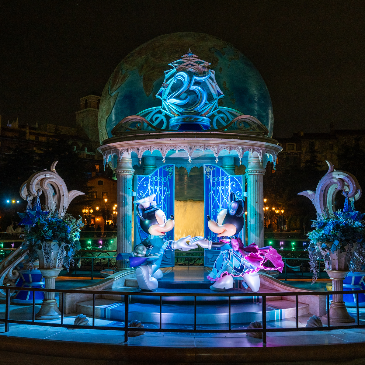 東京ディズニーシー・プラザ　デコレーション　ミッキー＆ミニー　夜