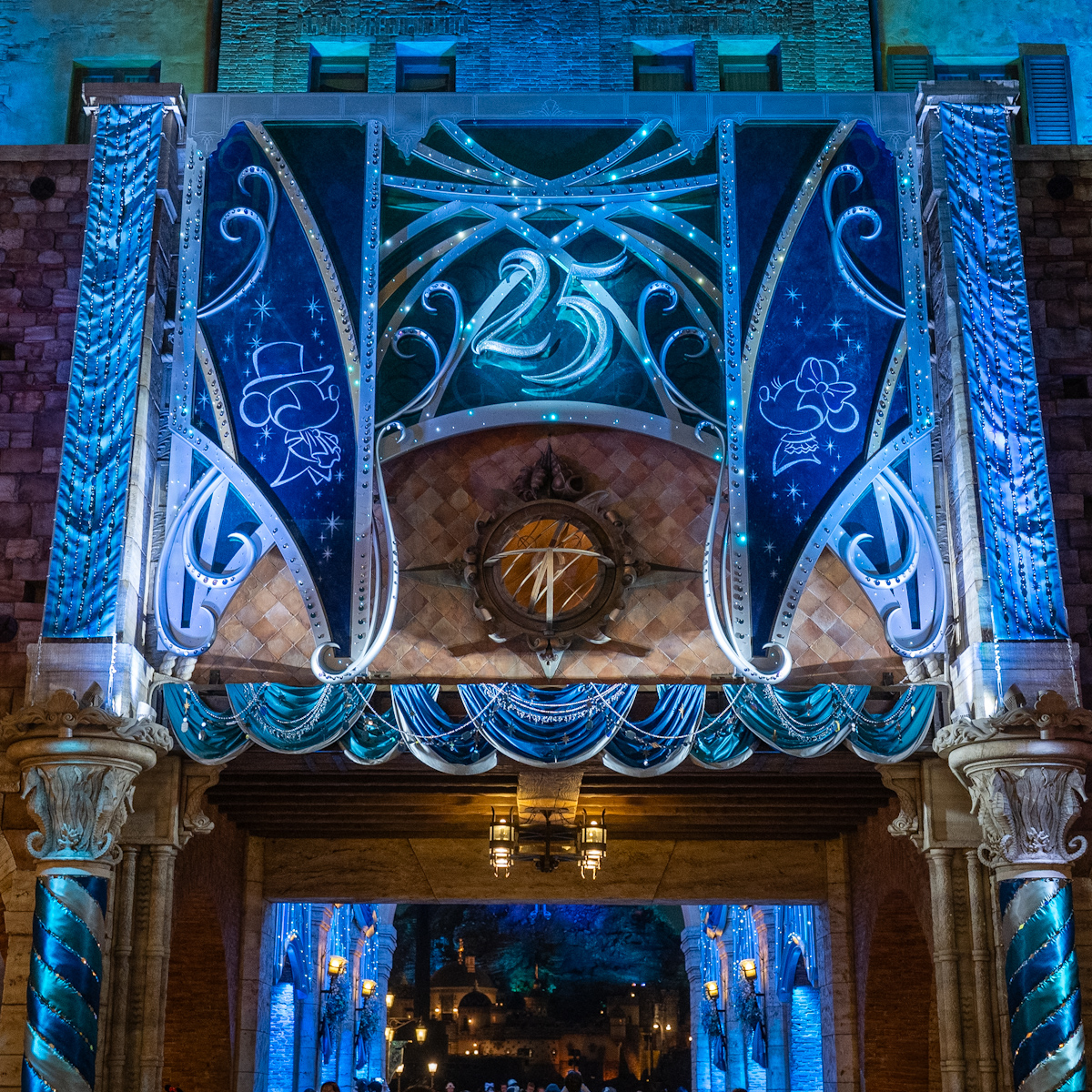 夜のミラコスタ通り入口 TDS25 TH