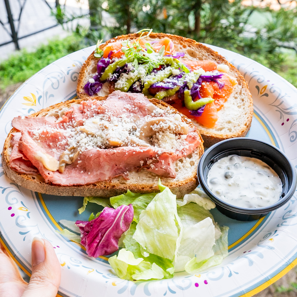 スモーブロー（ローストビーフ、スモークサーモントラウト、レムラードソース）1