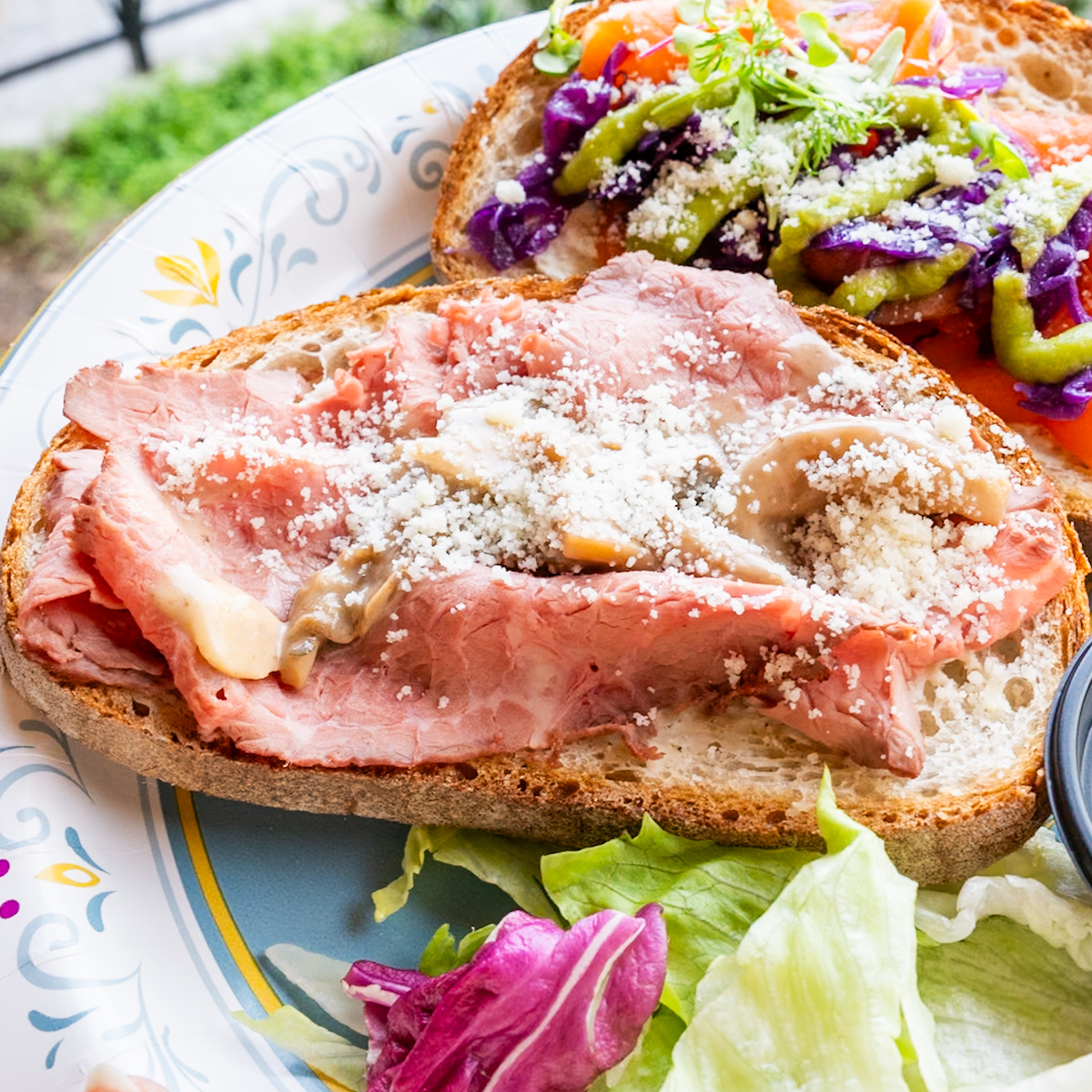 スモーブロー（ローストビーフ、スモークサーモントラウト、レムラードソース）ローストビーフ