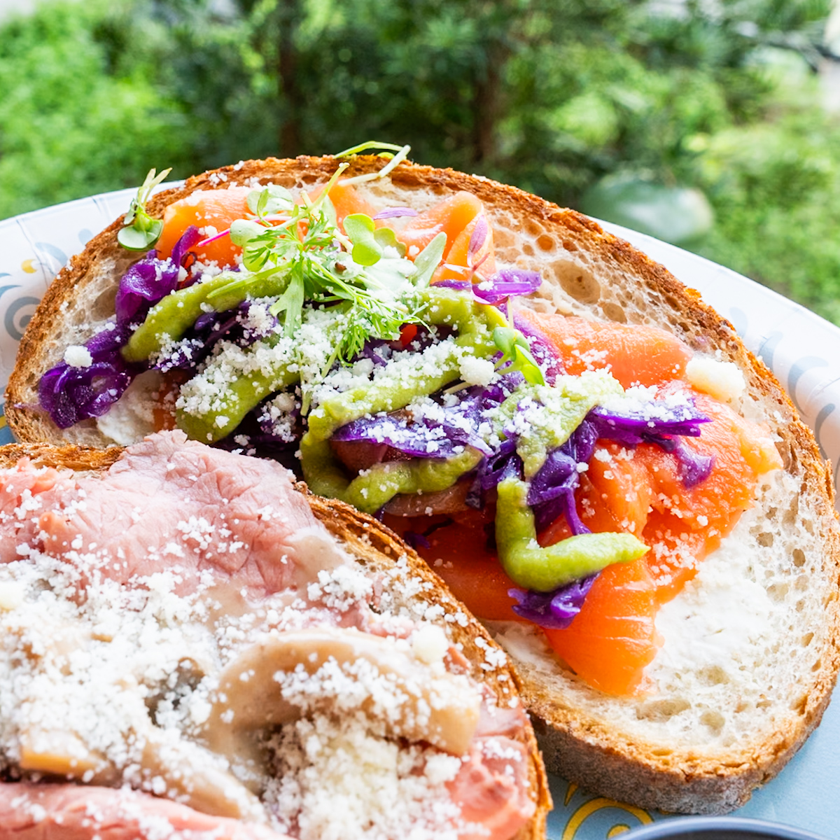 スモーブロー（ローストビーフ、スモークサーモントラウト、レムラードソース）スモークサーモントラウト