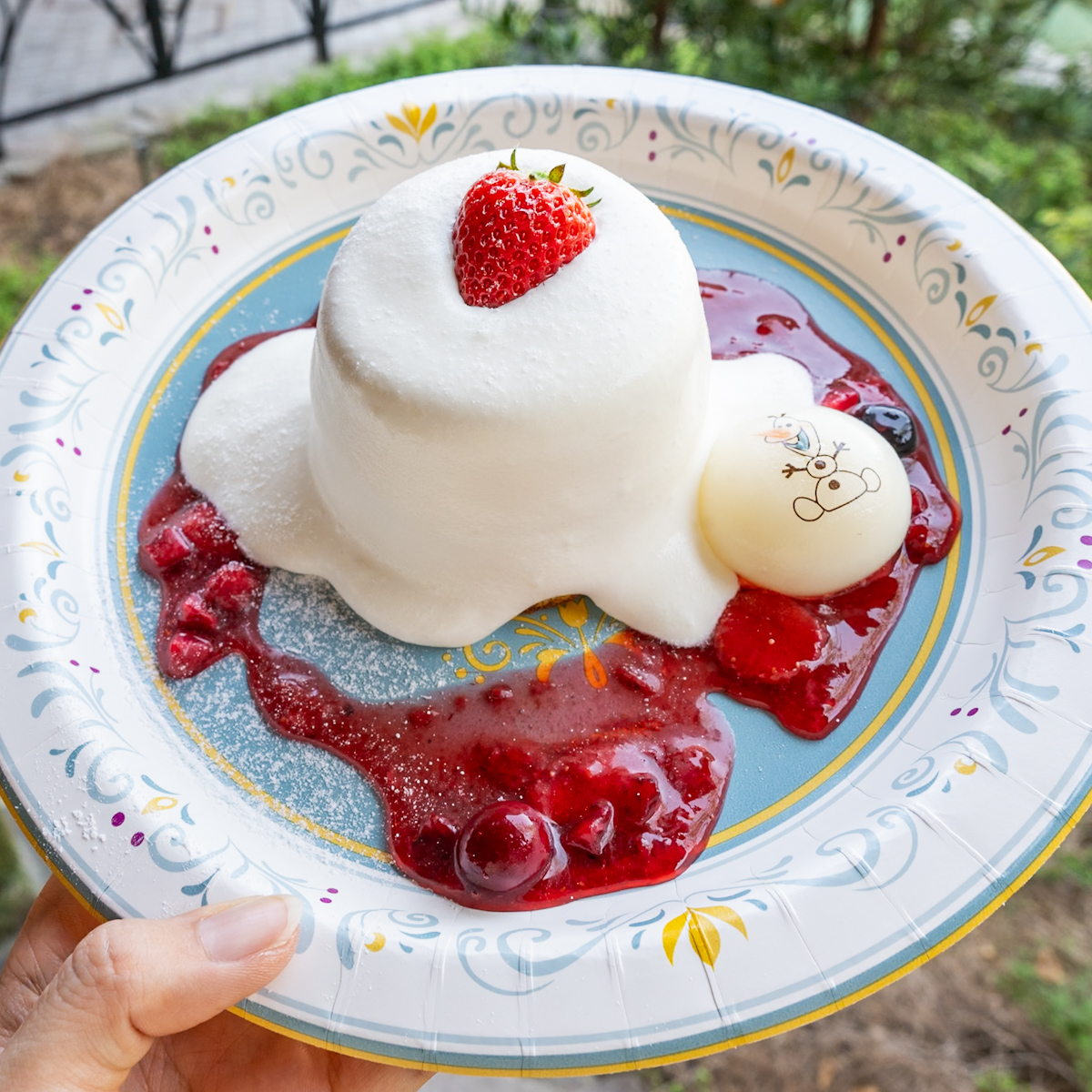 ベリーホイップパンケーキ、メイプルソース　オラフ