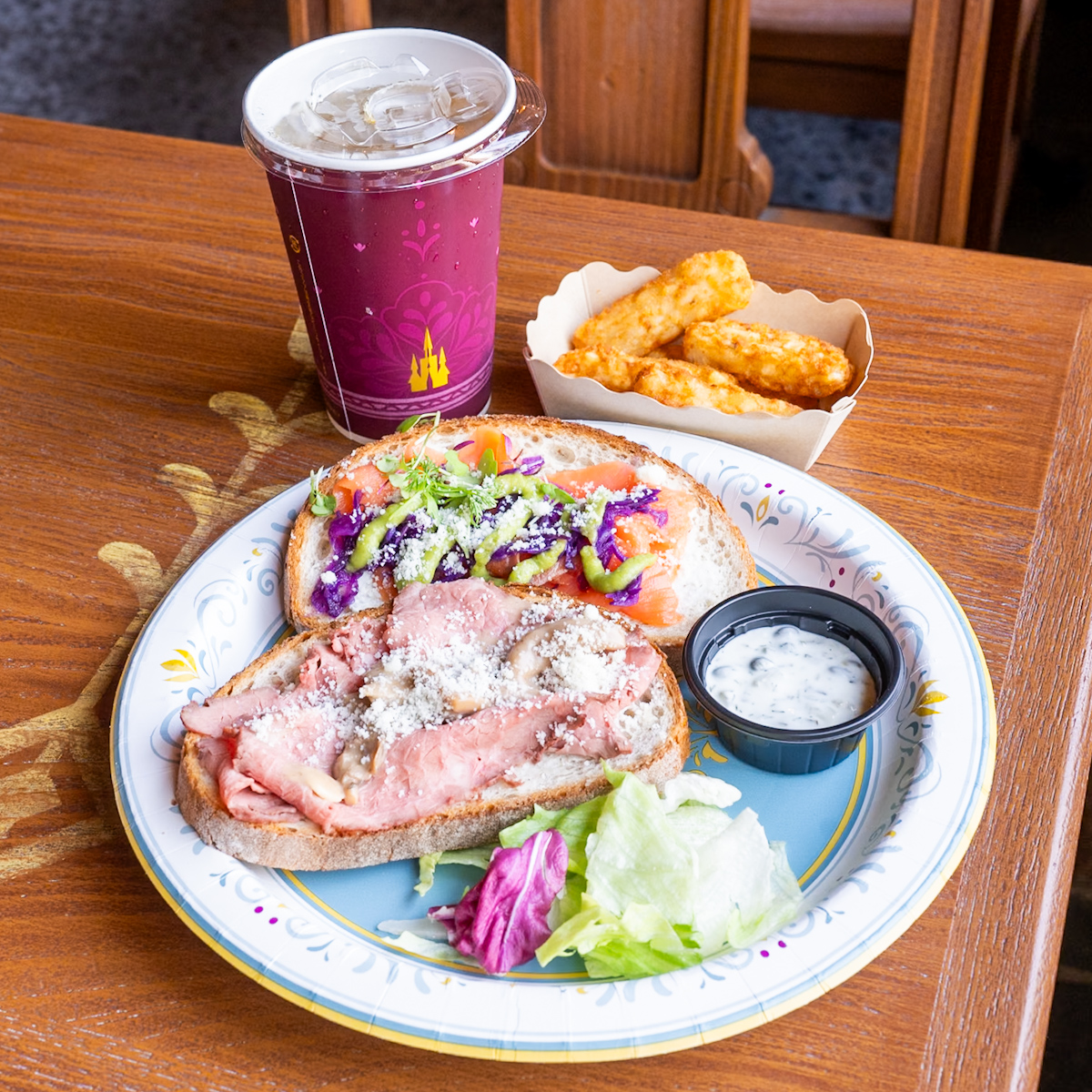 スモーブロー（ローストビーフ、スモークサーモントラウト、レムラードソース）セット