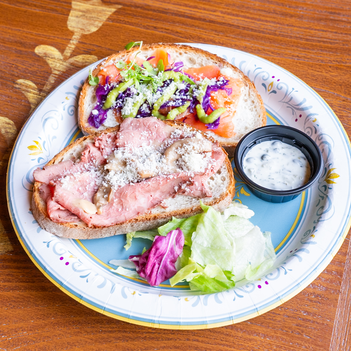 スモーブロー（ローストビーフ、スモークサーモントラウト、レムラードソース）