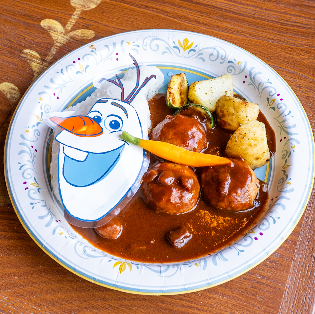 ブラウンソースのミートボールライス（ニンジン、ポテト、ズッキーニ）