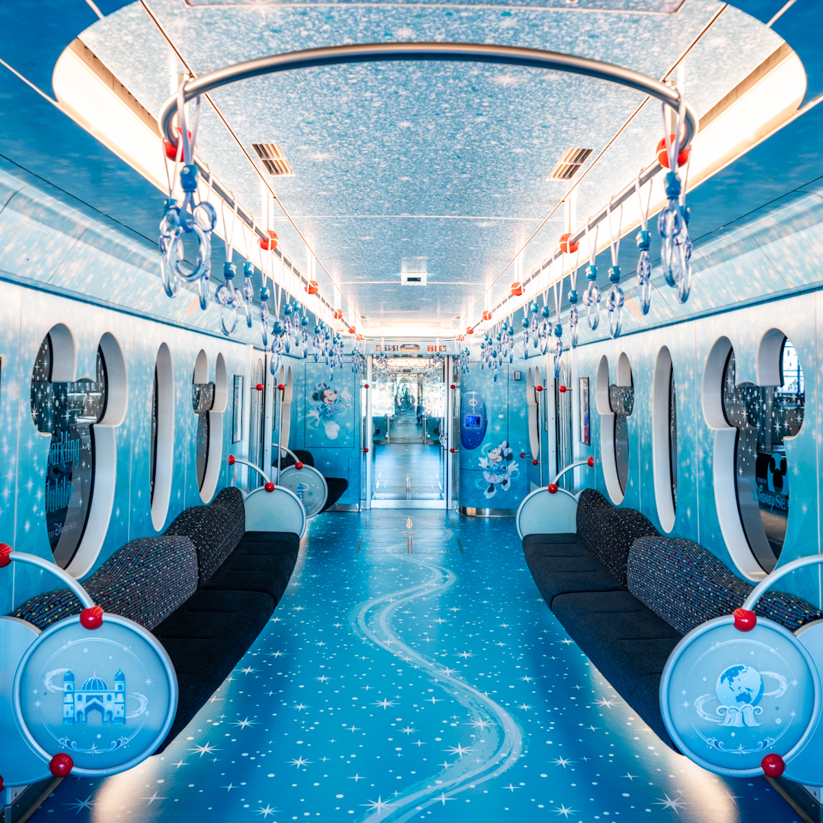 ディズニーリゾートライン「東京ディズニーシー25周年“スパークリング・ジュビリー”ライナー」内装