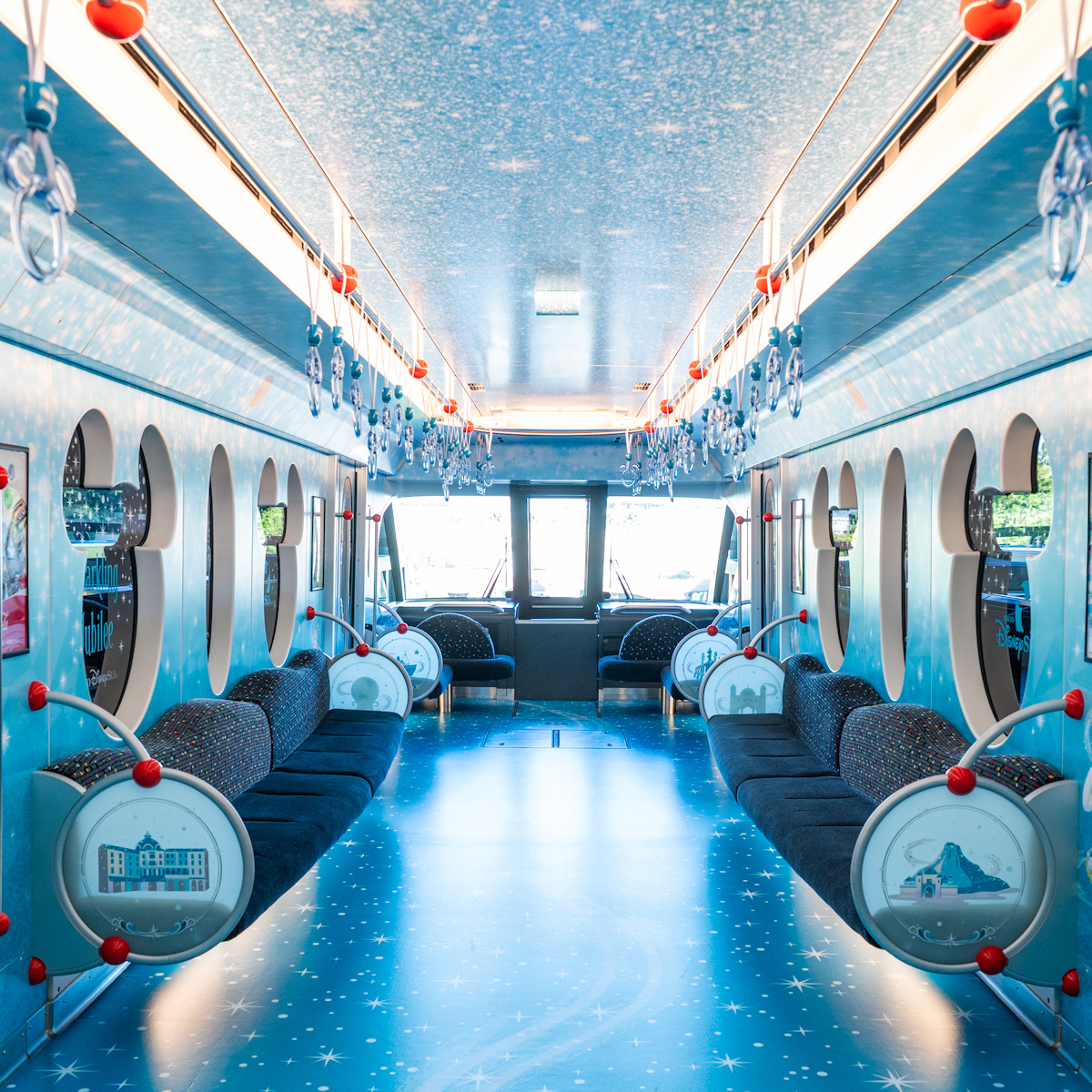 ディズニーリゾートライン「東京ディズニーシー25周年“スパークリング・ジュビリー”ライナー」内装1