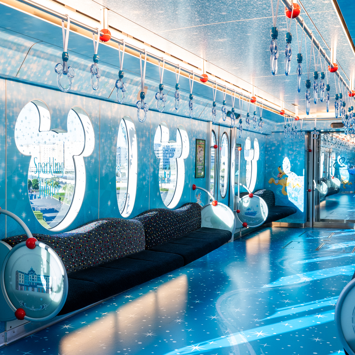 ディズニーリゾートライン「東京ディズニーシー25周年“スパークリング・ジュビリー”ライナー」吊り革