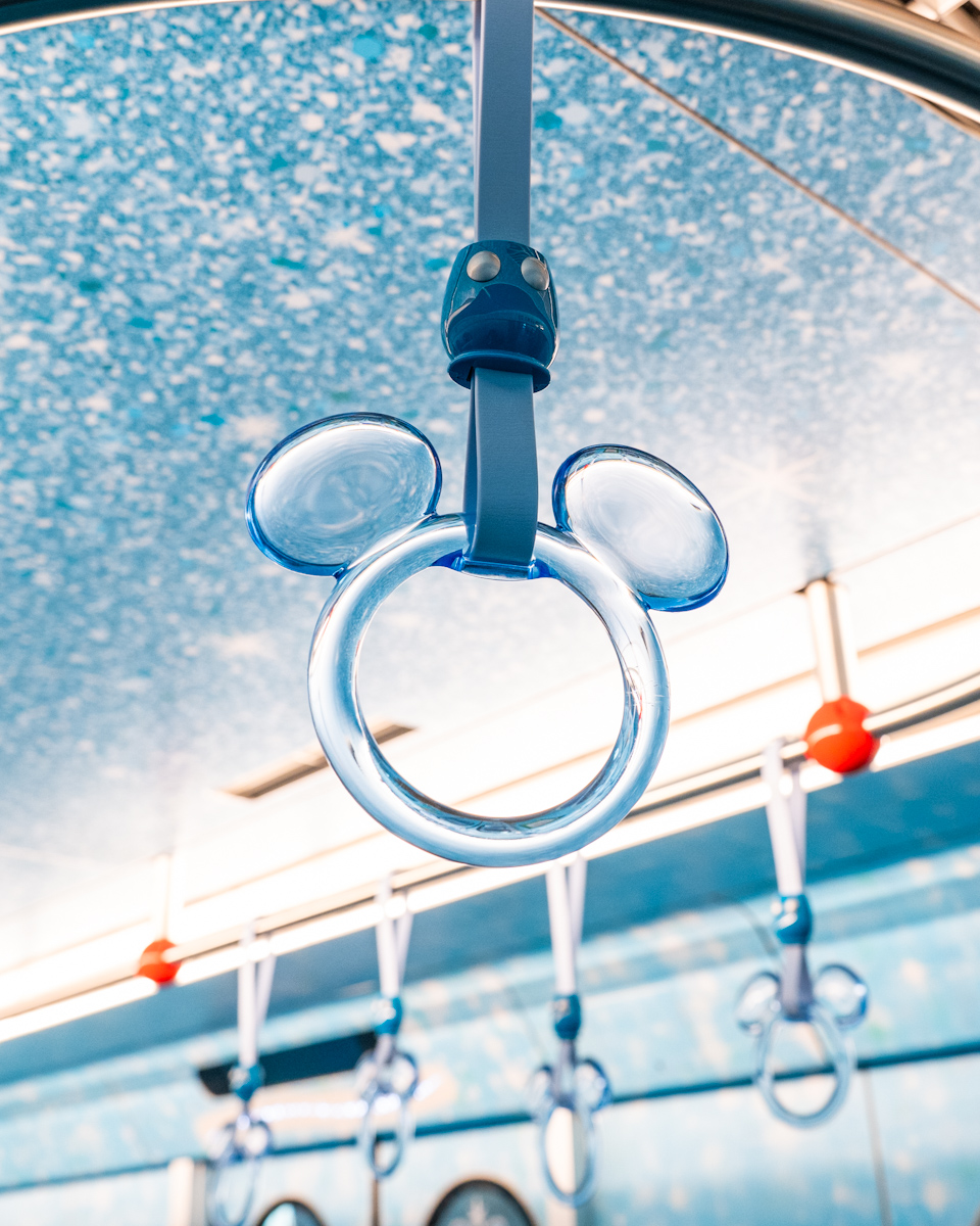 ディズニーリゾートライン「東京ディズニーシー25周年“スパークリング・ジュビリー”ライナー」 吊り革