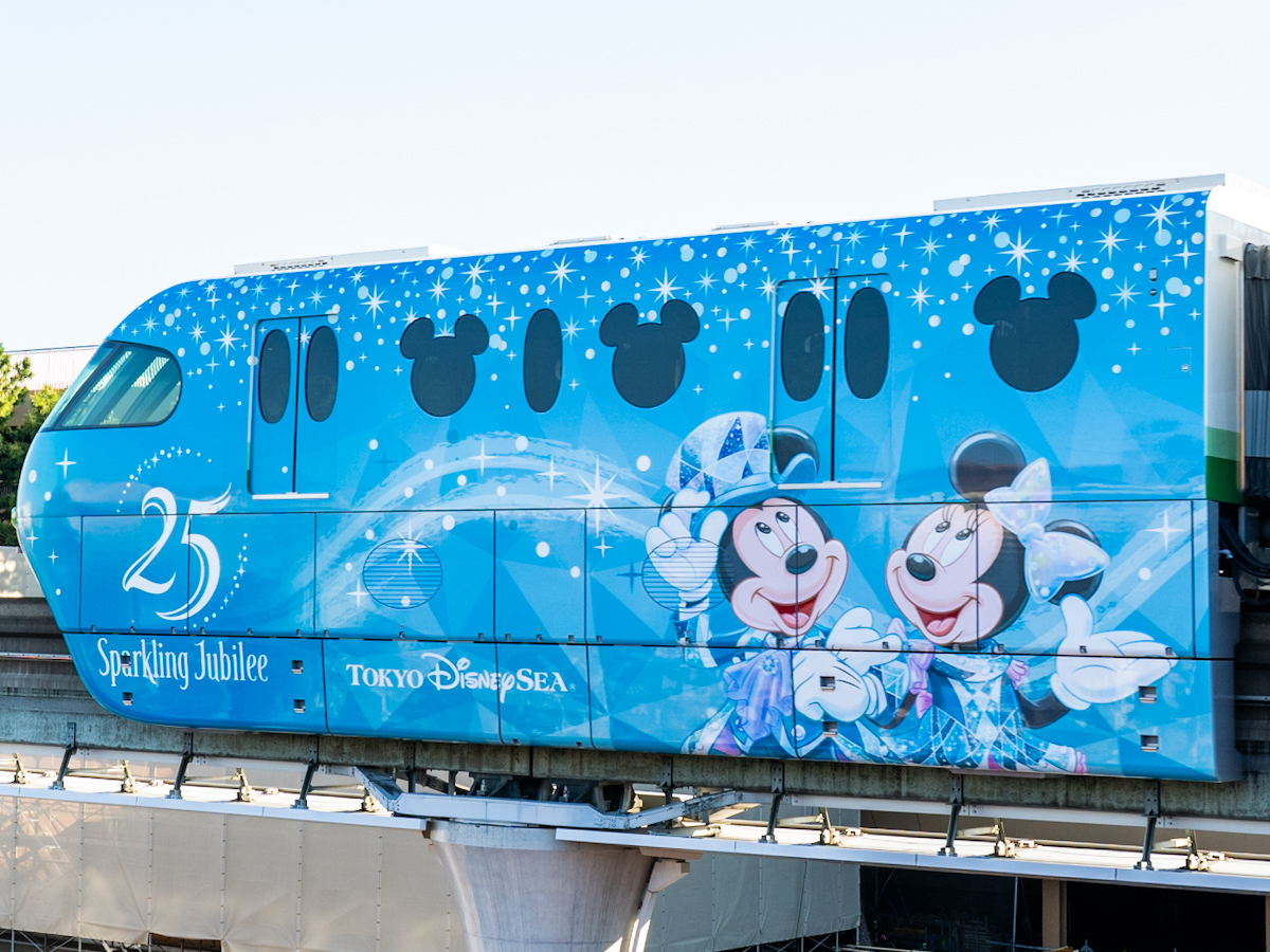 ディズニーリゾートライン「東京ディズニーシー25周年“スパークリング・ジュビリー”ライナー」 ミッキー、ミニー