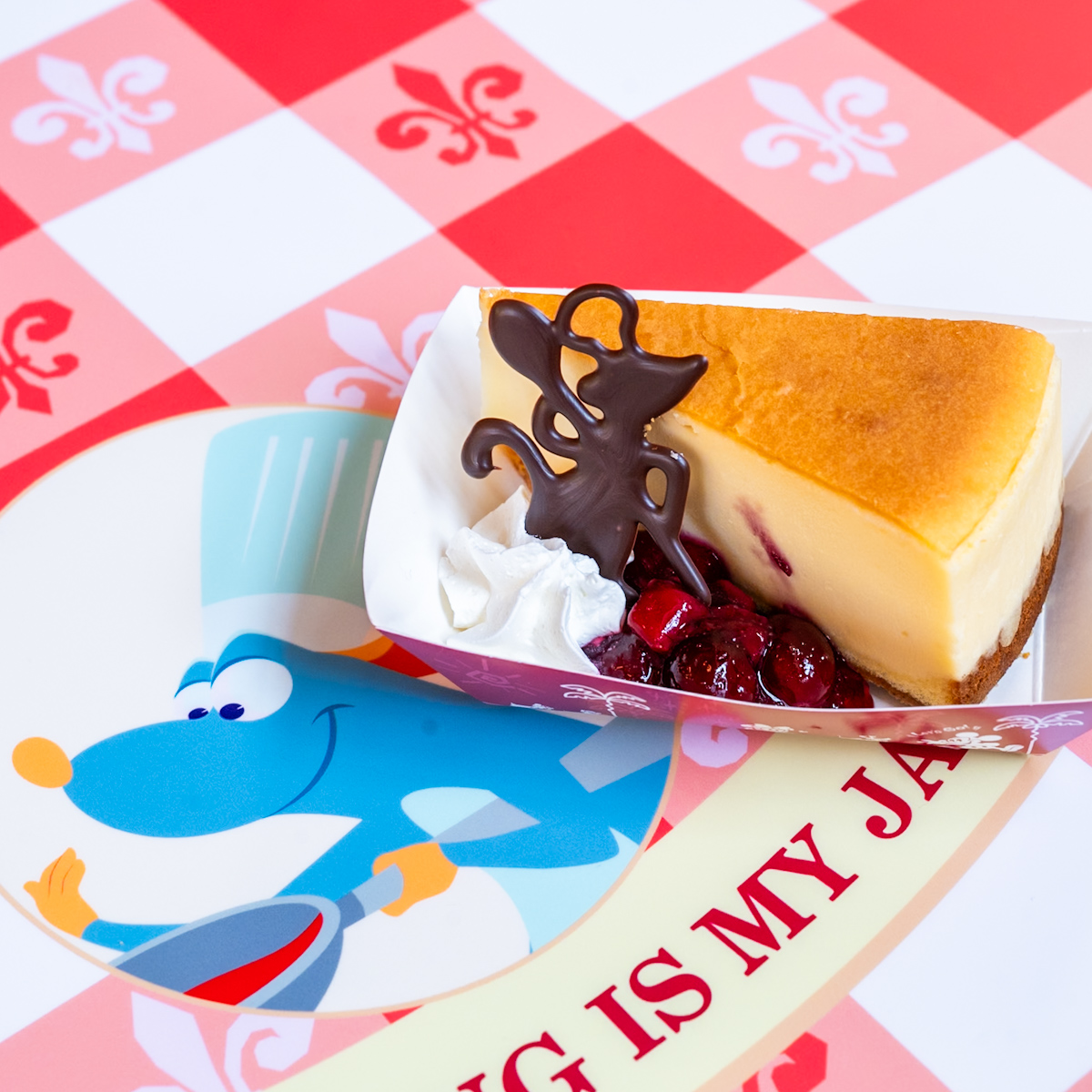 チーズケーキ、ミックスベリーソース