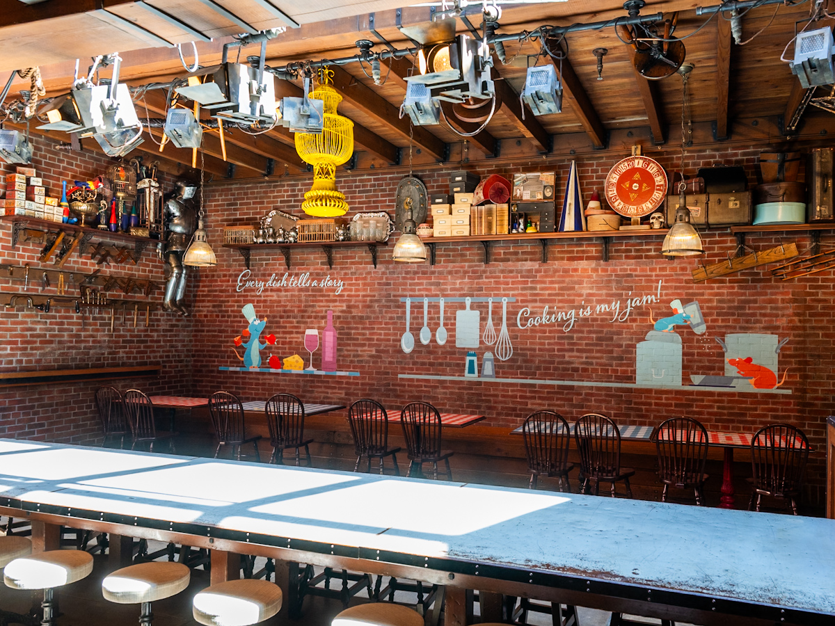 「ニューヨーク・デリ」“東京ディズニーシー・フード&ワイン・フェスティバル2026”スペシャルメニューとデコレーション