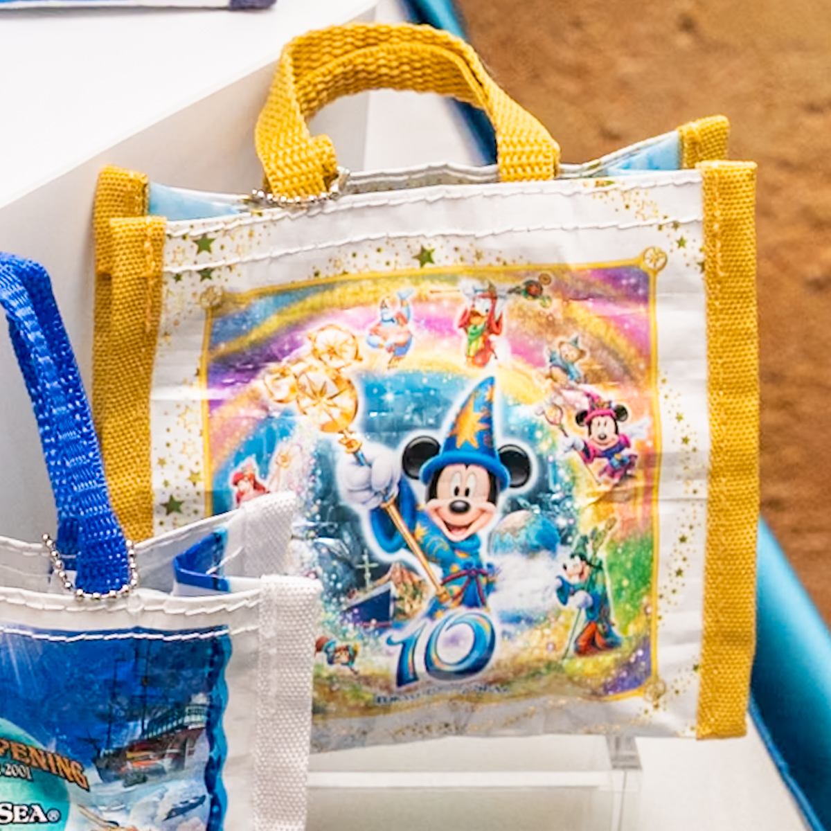 東京ディズニーシー25周年”スパークリング・ジュビリー”カプセルトイ（ショッピングバッグデザインの小物入れ）10周年