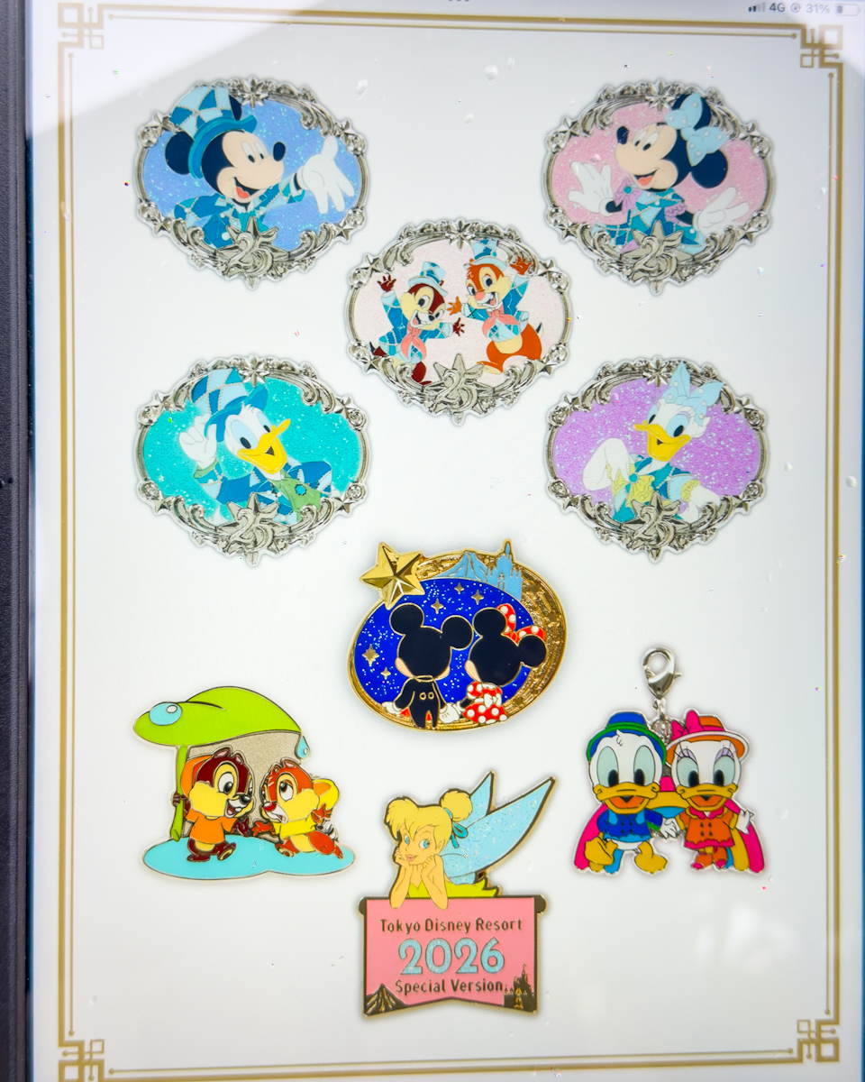 【未開封】ディズニー公式 ピンズ（シー内ゲーム景品）49個※一ヶ開封あり 25周年衣装のミッキー＆フレンズデザイン！アブーズ・バザール「東京