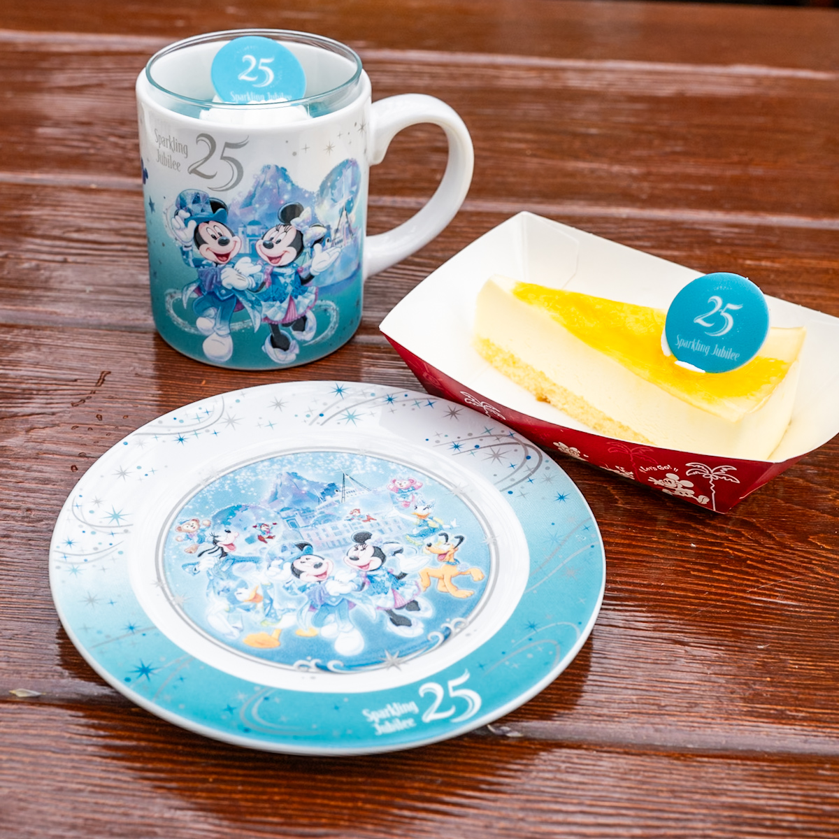 「東京ディズニーシー25周年“スパークリング・ジュビリー”」ヒュウガナツレアチーズケーキ、スーベニアプレート付き、スーベニアカップ付きデザート