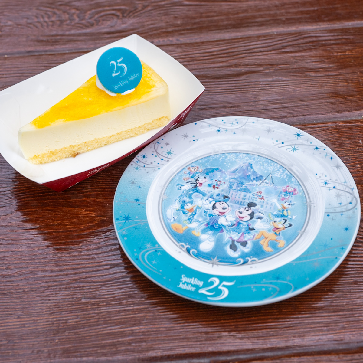 「東京ディズニーシー25周年“スパークリング・ジュビリー”」ヒュウガナツレアチーズケーキ、スーベニアプレート付き