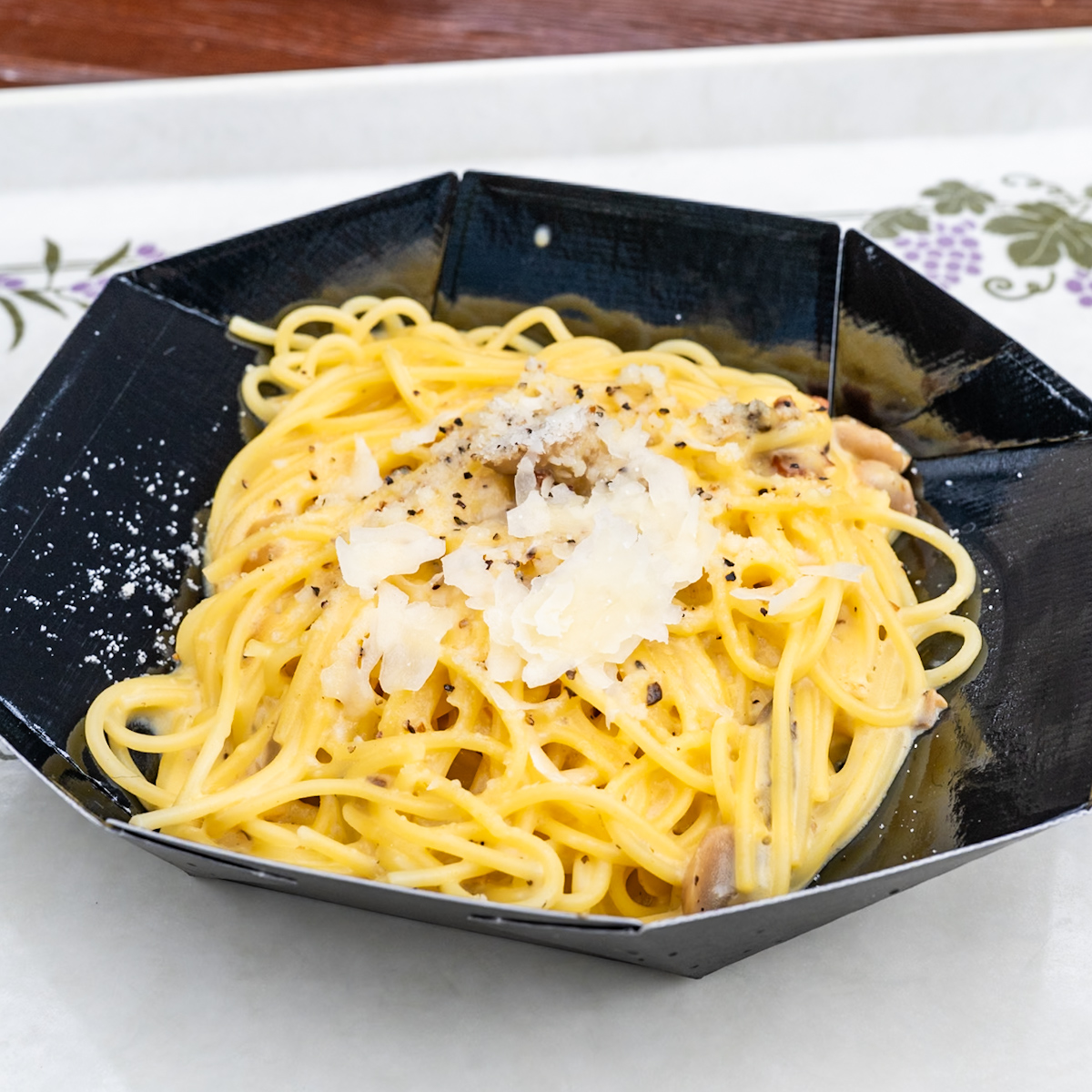 スパゲッティ、シーフードのカルボナーラソース(トリュフ風味)