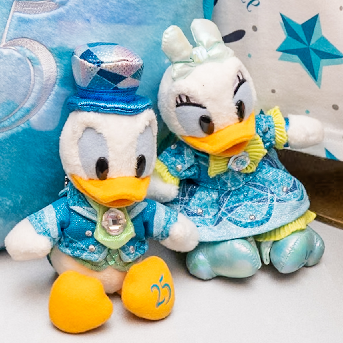 ドナルド、デイジーぬいぐるみバッジ