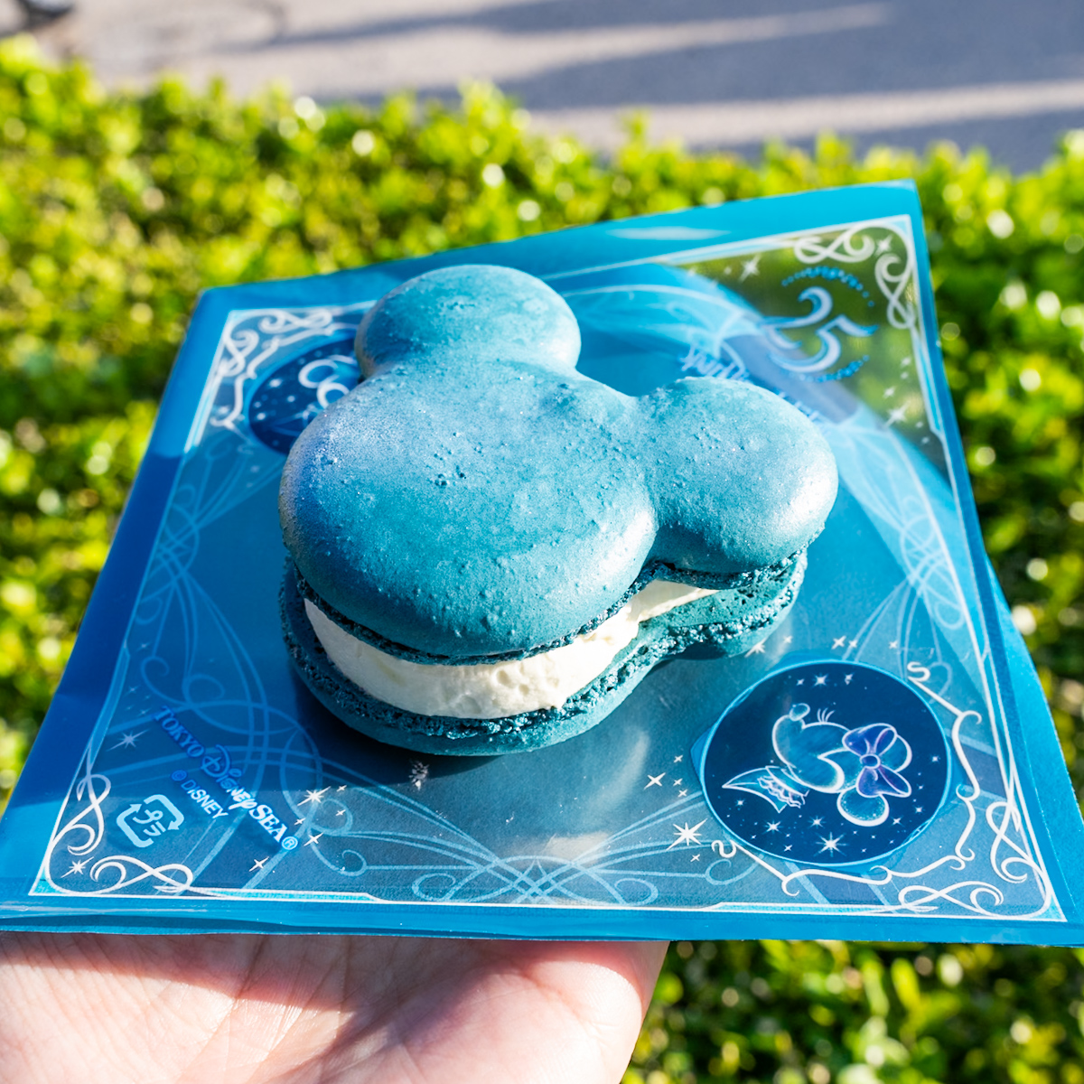 「東京ディズニーシー25周年“スパークリング・ジュビリー”」ミッキーマカロン（ホワイトチョコ）、スーベニアケース付き