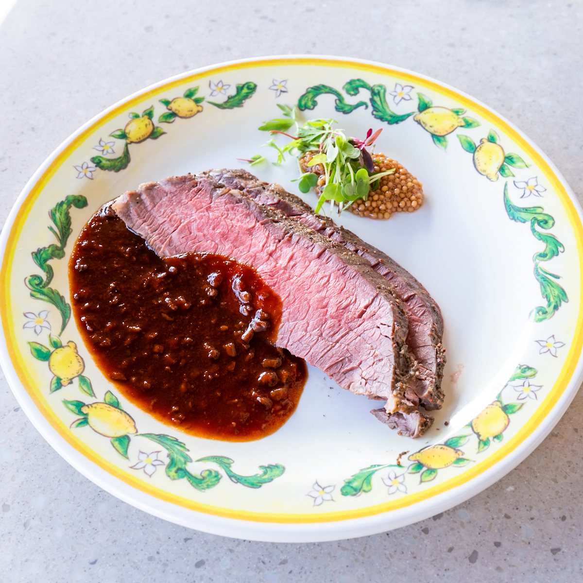 ローストビーフ、マッシュルーム入りデミグラスソース