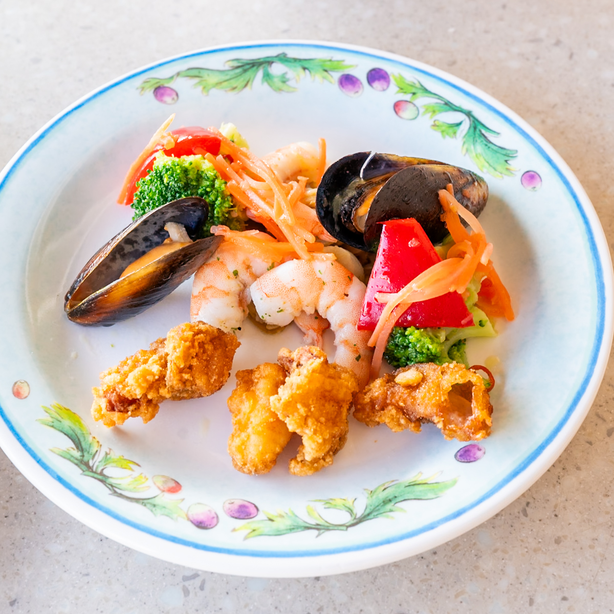 タコのフリットとシーフードサラダ