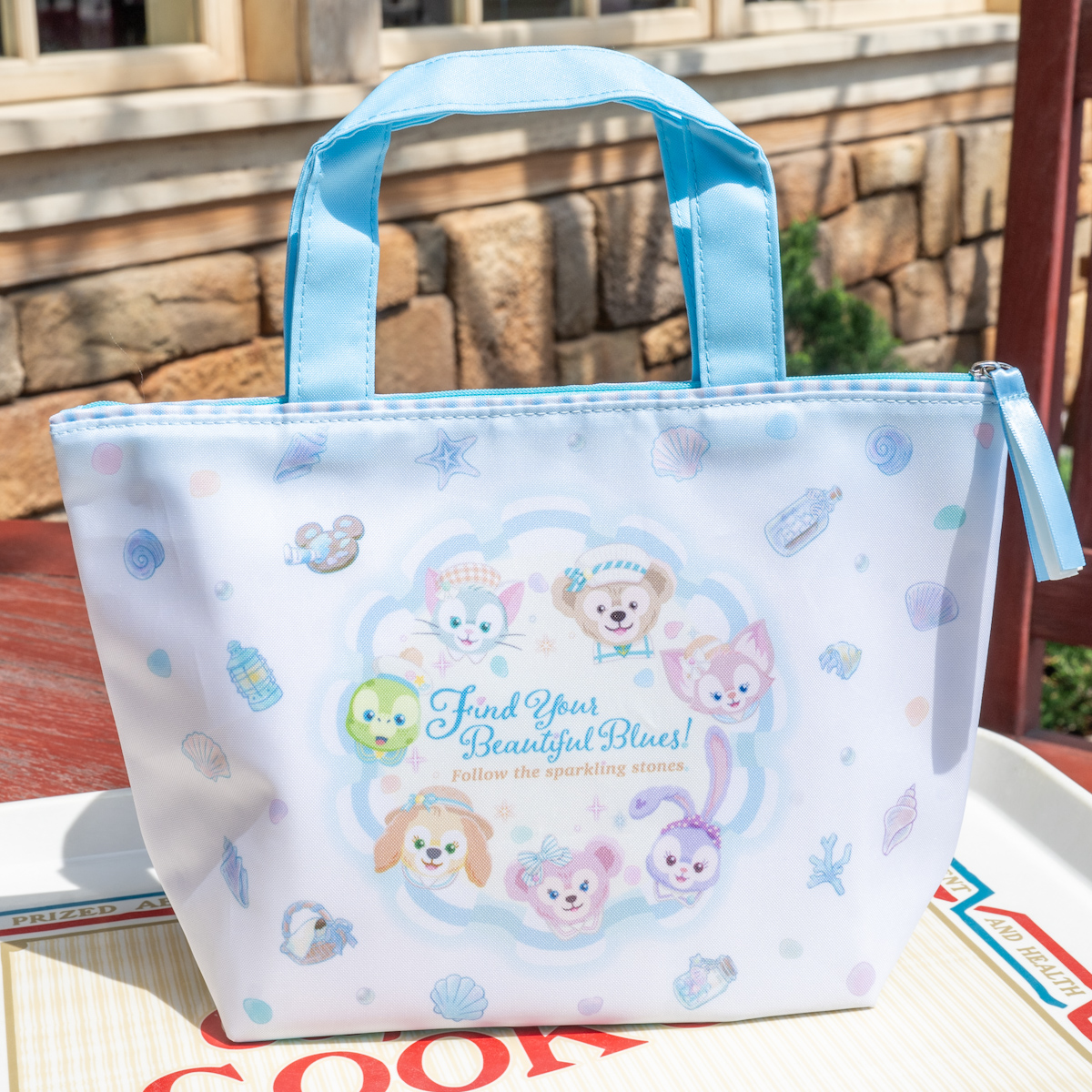 東京ディズニーシー「ダッフィー&フレンズのファインド・ユア・ビューティフル・ブルー!」スーベニアランチケース 裏面