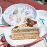 「ダッフィー＆フレンズのファインド・ユア・ビューティフル・ブルー」ミルクティーショートケーキ（ピスタチオ入り）、スーベニアプレート付き