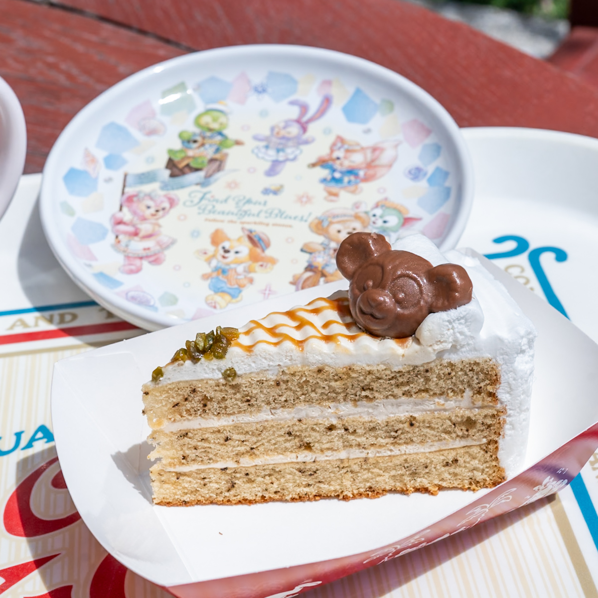 「ダッフィー&フレンズのファインド・ユア・ビューティフル・ブルー」ミルクティーショートケーキ(ピスタチオ入り)、スーベニアプレート付き