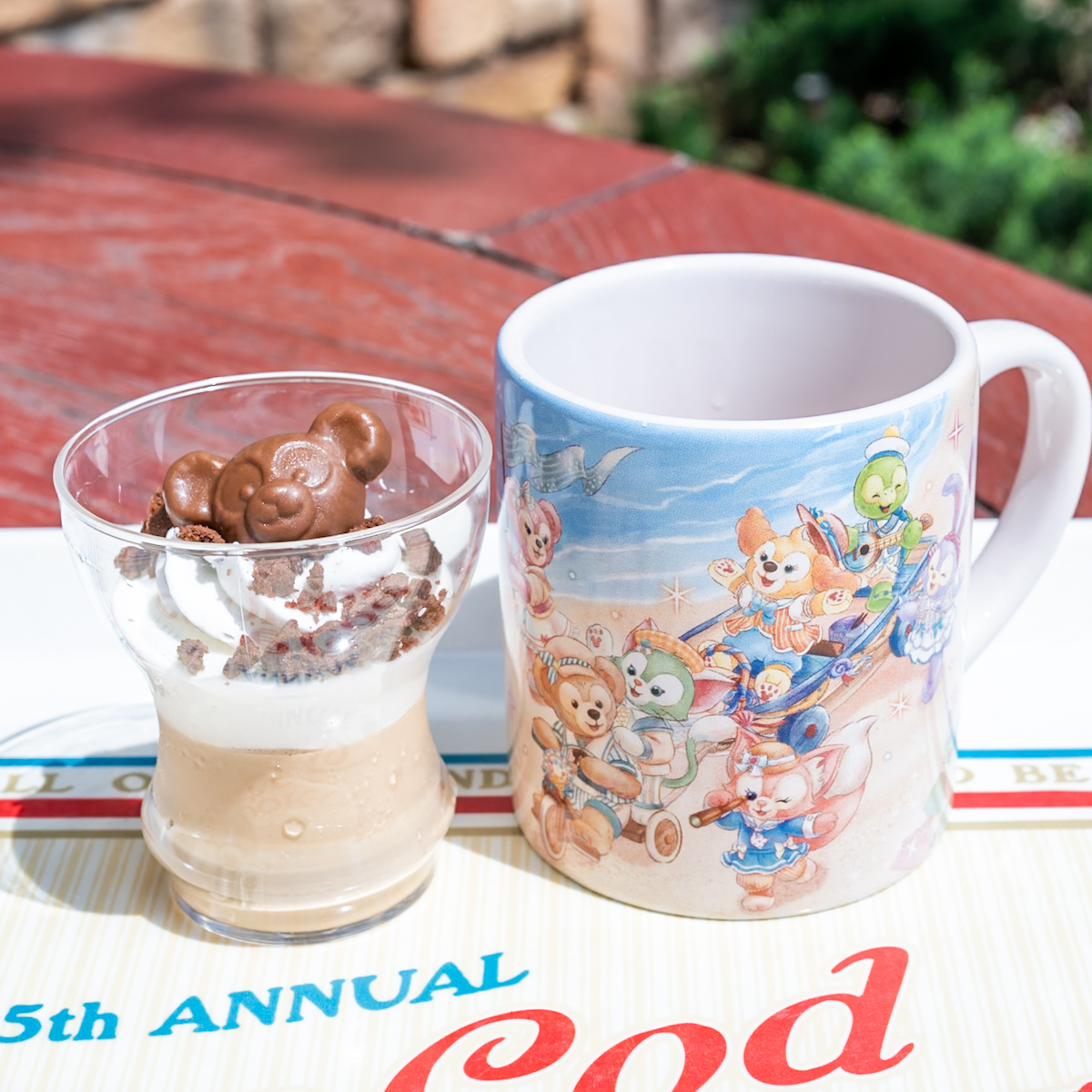 「ダッフィー＆フレンズのファインド・ユア・ビューティフル・ブルー」紅茶パンナコッタ＆ミルクムース、スーベニアカップ付き