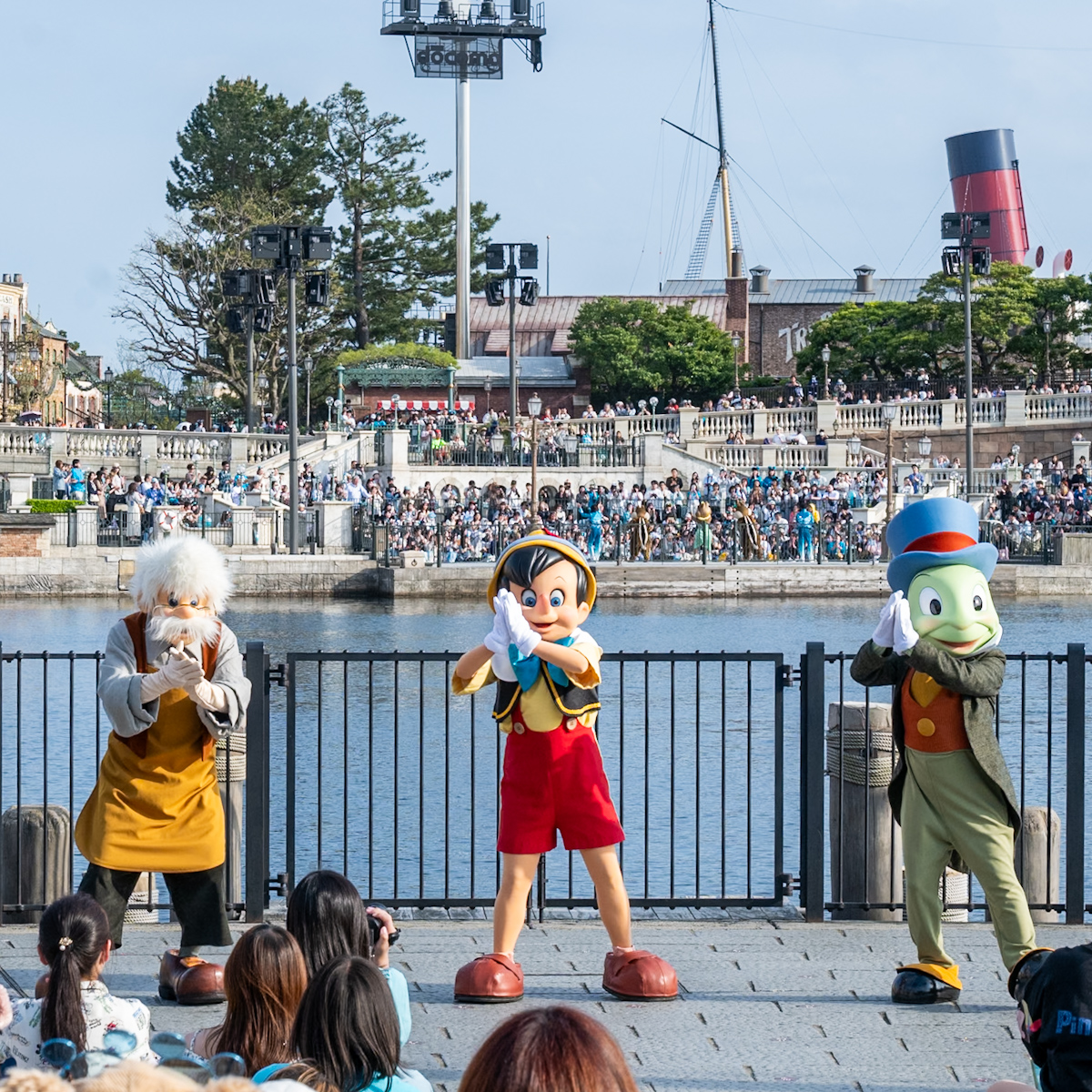 東京ディズニーシー25周年”スパークリング・ジュビリー”エンターテイメント「スパークリング・ジュビリー・セレブレーション」ピノキオ、ジミニー・クリケット、ゼペット