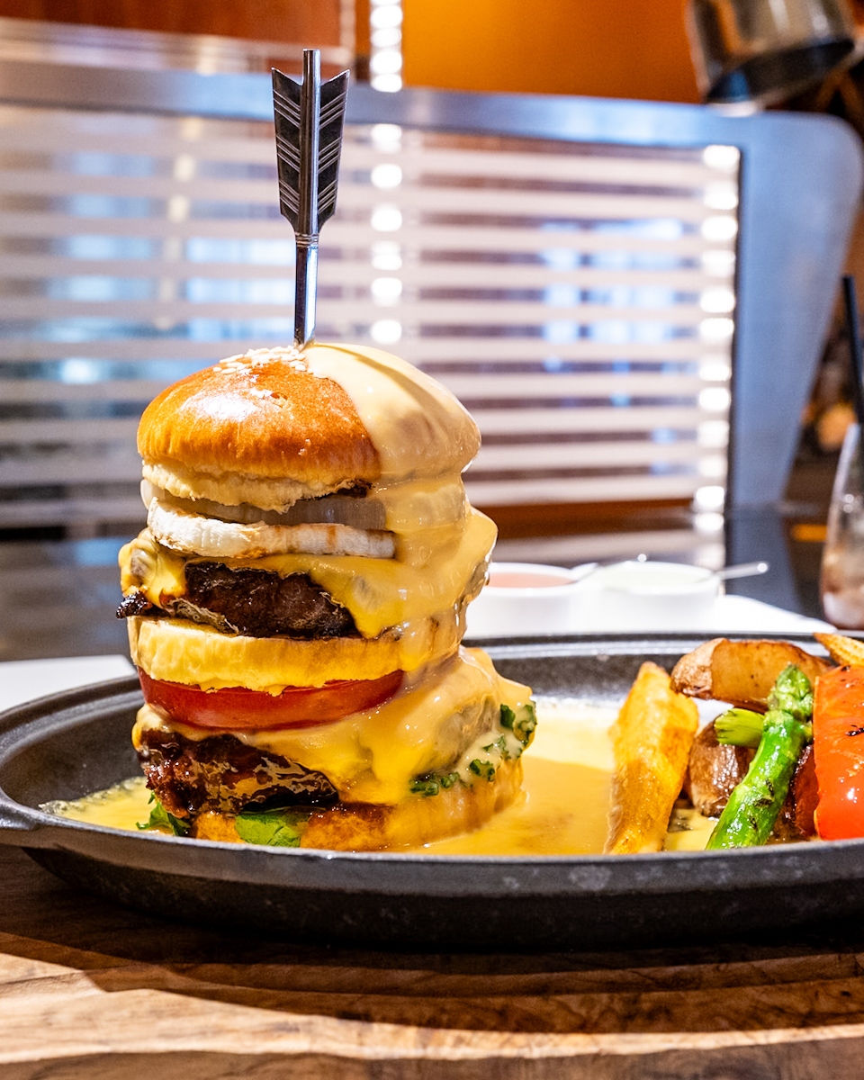 米沢牛パティと淡路島たまねぎのバーガー　チェダーチーズソースとモントレー・ジャックのディップ1