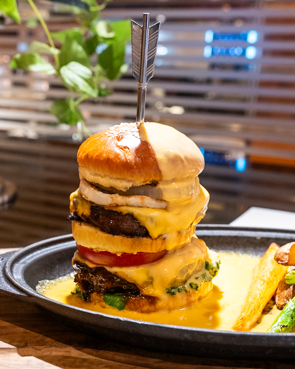 米沢牛パティと淡路島たまねぎのバーガー　チェダーチーズソースとモントレー・ジャックのディップ2