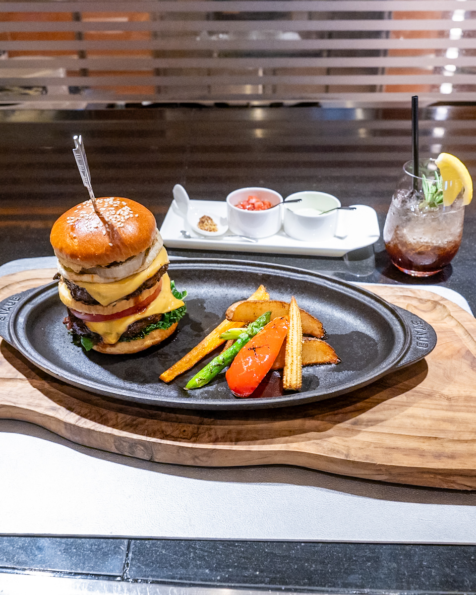 米沢牛パティと淡路島たまねぎのバーガー　チェダーチーズソースとモントレー・ジャックのディップ