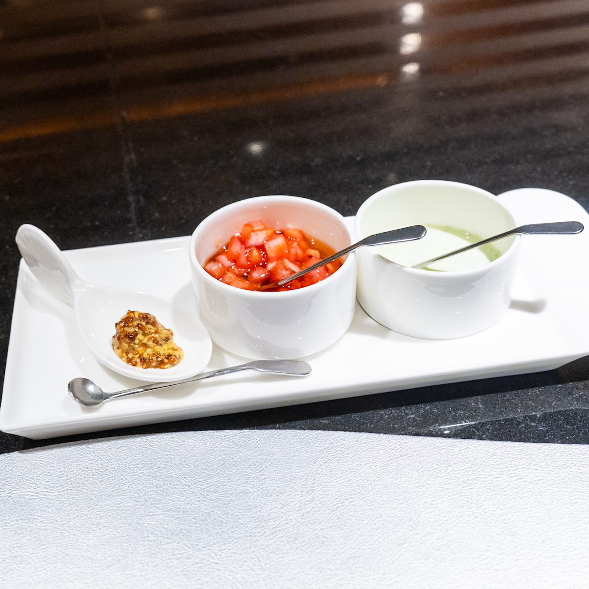 粒マスタード、レッドオニオンのサルサソース、ミントヨーグルトソース