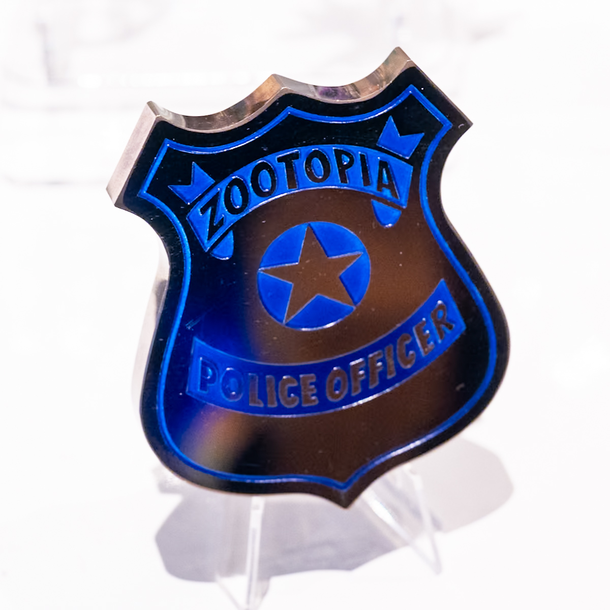 東京ディズニーランド「ガラスの靴」『ズートピア』警察官バッジ置物2