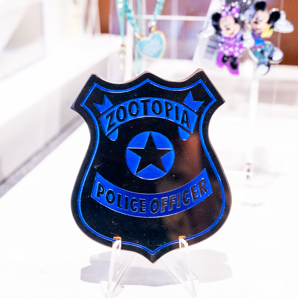 東京ディズニーランド「ガラスの靴」『ズートピア』警察官バッジ置物