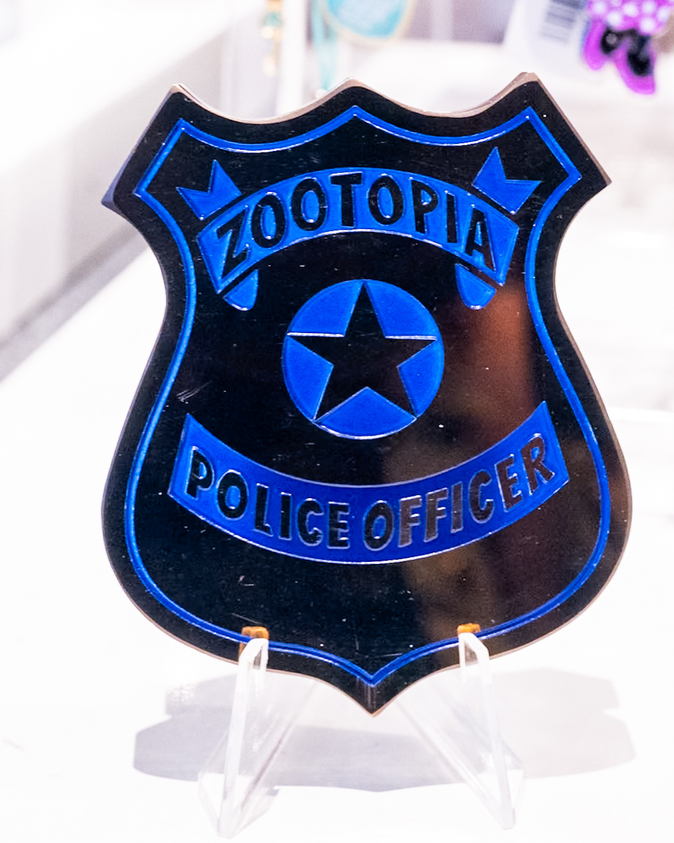 東京ディズニーランド「ガラスの靴」『ズートピア』警察官バッジ置物1