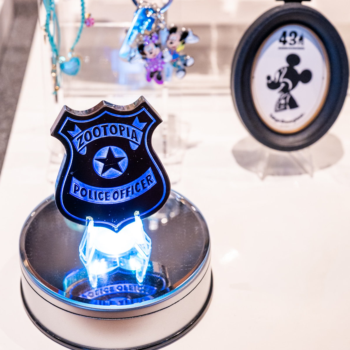 東京ディズニーランド「ガラスの靴」『ズートピア』警察官バッジ置物　お土産