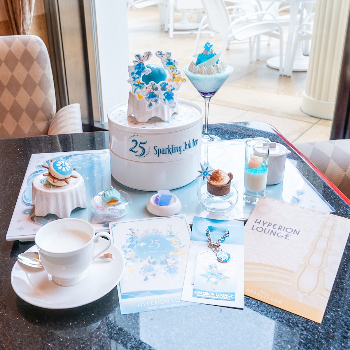 ハイピリオン・ラウンジ「東京ディズニーシー25周年“スパークリング・ジュビリー”」プレミアムスウィーツセット、スウィーツドリンク1