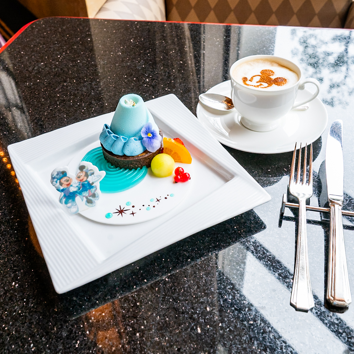 ハイピリオン・ラウンジ「東京ディズニーシー25周年“スパークリング・ジュビリー”」ケーキセット1