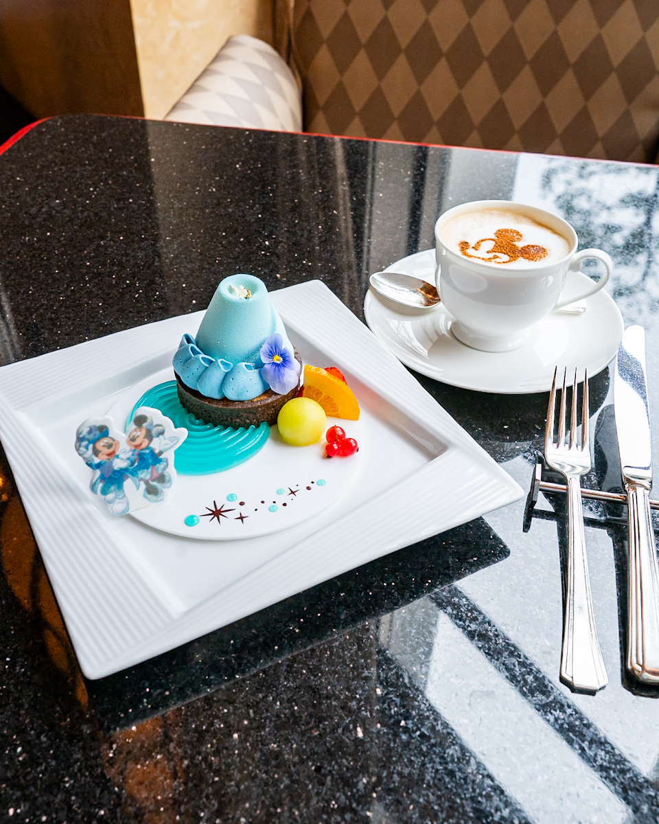 ハイピリオン・ラウンジ「東京ディズニーシー25周年“スパークリング・ジュビリー”」ケーキセット