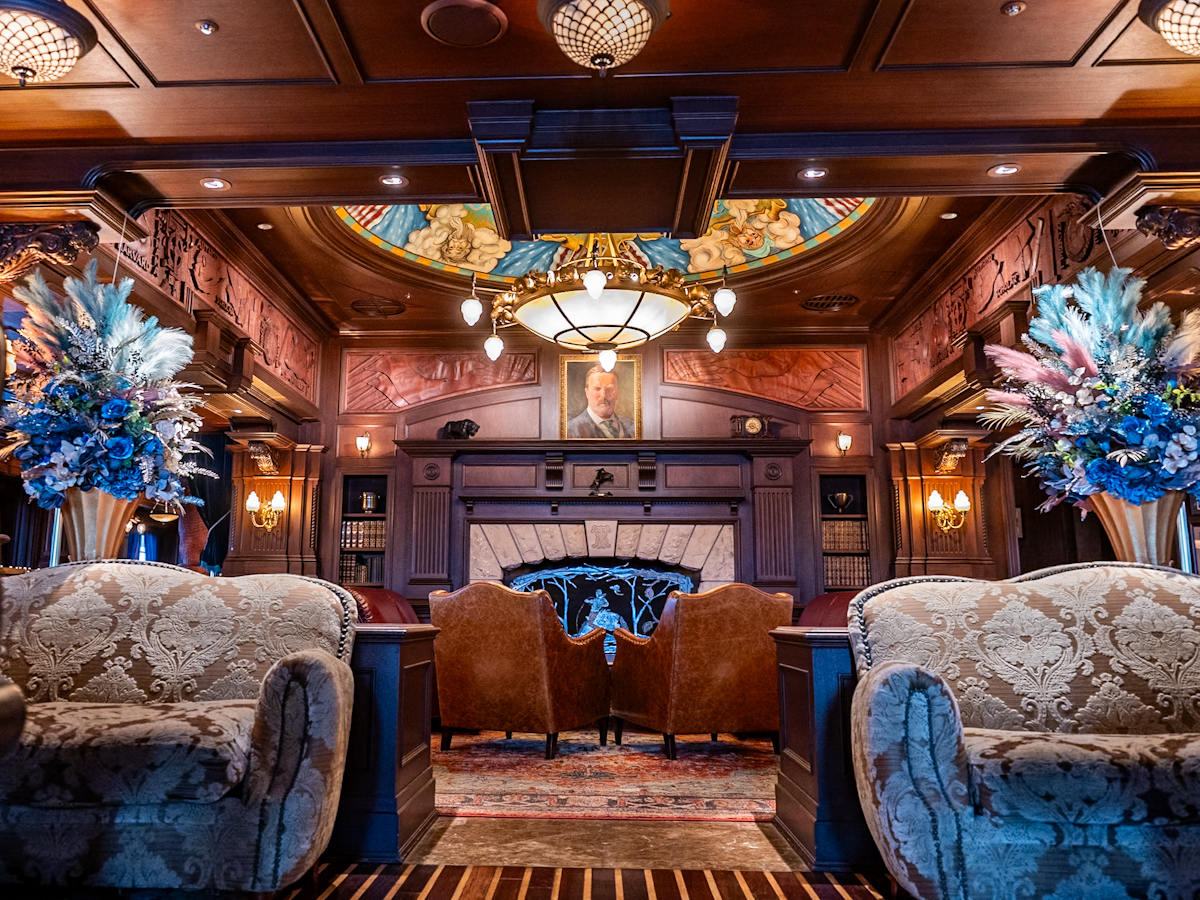 テディ・ルーズヴェルト・ラウンジ　暖炉前ソファー　ジュビリーガラデコレーション