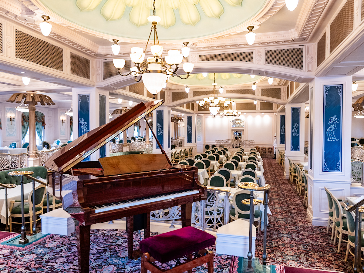 S.S.コロンビアン・ダイニングルーム　ジュビリーガラデコレーション　ピアノ